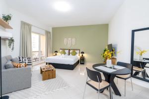 Llit o llits en una habitació de Amazing Studio with Balcony & Beach access-RAK