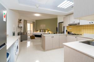 Cuina o zona de cuina de Amazing Studio with Balcony & Beach access-RAK