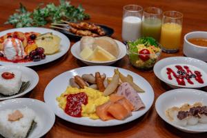 - une table avec des assiettes de produits pour le petit-déjeuner dans l'établissement Relax Hotel Takayama Station, à Takayama