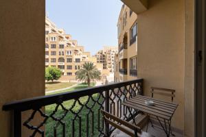Balcó o terrassa a Amazing Studio with Balcony & Beach access-RAK