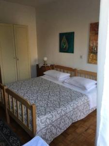 1 dormitorio con 2 camas con sábanas blancas en B&B LOKEV Sezana, en Lokev