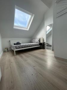 Schaerbeek Room 2 في بروكسل: غرفة بيضاء مع أريكة ونافذة