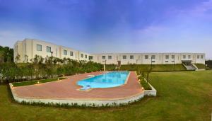 Bazén v ubytování Four Points by Sheraton New Delhi, Airport Highway nebo v jeho okolí