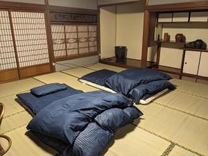 2 cuscini blu sono seduti sul pavimento in una stanza di ステイ和屋Ooasa徳島で家族とのんびりできる和室宿 a Naruto