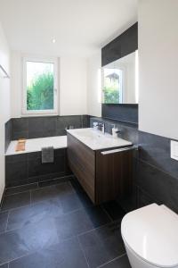 Koupelna v ubytování Schöne Parterrewohnung in Matten + 16 fotografií