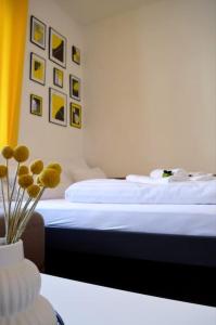 una camera con letto e vaso con fiori di Castle Cozy Apartment a Bratislava
