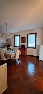 a kitchen and dining room with a table and chairs at Dagli Zanni in Susegana