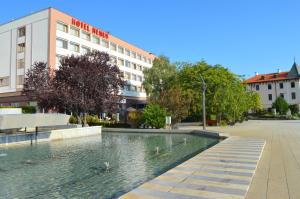una piscina d'acqua di fronte a un edificio di Hemus Hotel - Vratza a Vratsa