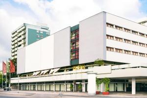 ein Bürogebäude mit weißer Fassade in der Unterkunft ACHAT Hotel Braunschweig in Braunschweig