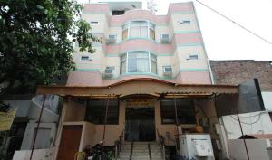 a large building with stairs in front of it at Goroomgo Viren Holiday Home Agra in Agra