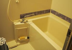 niewielka łazienka z wanną i umywalką w obiekcie GlampHouse DAISEN Forest - Vacation STAY 30118v w mieście Yonago