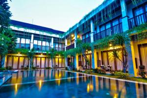 Der Swimmingpool an oder in der Nähe von ABISHA Hotel Sanur