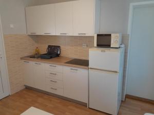 Kuchyňa alebo kuchynka v ubytovaní Apartmani Sidro