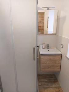 ein Bad mit einem Waschbecken und einem Spiegel in der Unterkunft Giolo House in Loreto