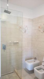 uma casa de banho com um chuveiro, um WC e um lavatório. em Paradise Dream 3 Apartment in Vlora em Vlorë