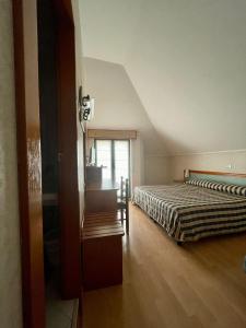 a bedroom with two beds and a window at Hotel La Pergola in Rionero in Vulture
