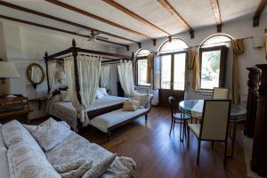 - un salon avec un lit et une table dans l'établissement Prestigioso Casale Castello Alma, à Ponticelli
