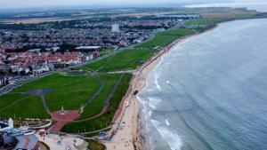 eine Luftansicht auf einen Strand und das Meer in der Unterkunft Coast View Professional Let in Whitley Bay