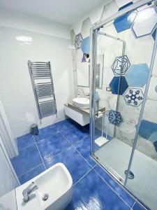 a bathroom with a shower and a toilet and a sink at Relais Galatea Airport Costa D'Amalfi in Montecorvino Pugliano