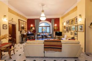 - un salon avec un canapé blanc et une table dans l'établissement Prestigioso Casale Castello Alma, à Ponticelli