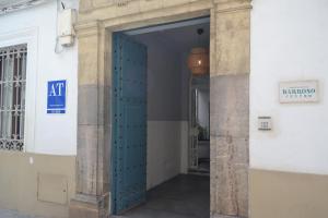 una entrada a un edificio con una puerta azul en SunShine Barroso Centro, en Córdoba