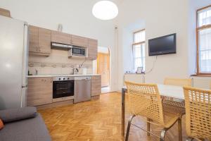 eine Küche mit einem Tisch und Stühlen im Zimmer in der Unterkunft Two Bedroom Apartment at Basilica in Budapest
