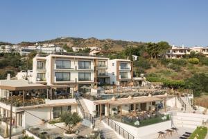 - une vue aérienne sur un bâtiment avec un complexe dans l'établissement Irida Hotel Agia Pelagia, à Agia Pelagia