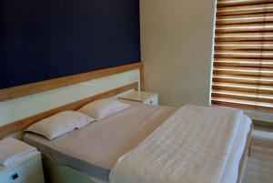 เตียงในห้องที่ Himani Heritage Resorts, formerly Camp Nishani Holidays