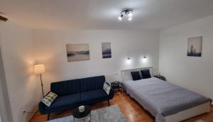 uma sala de estar com uma cama e um sofá em Barcika Apartman em Kazincbarcika