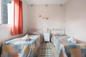 1 Schlafzimmer mit 2 Betten und einem Fenster in der Unterkunft La casa de Amalia in Garachico