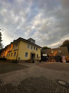 ドルトムントにあるホテル アンビエンテの他二棟の通り沿いの建物