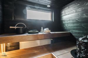 Kitchen o kitchenette sa Kingwest Villa - free parking, sauna & 5 bedrooms