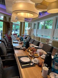 einen langen Tisch mit Teller mit Lebensmitteln drauf in der Unterkunft Hotel Ambiente in Dortmund