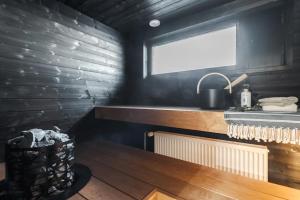 Bathroom sa Kingwest Villa - free parking, sauna & 5 bedrooms
