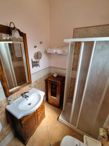 Koupelna v ubytování Hotel Borgo Eolie + 37 fotografií