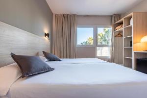 Postel nebo postele na pokoji v ubytování Hotel Air Penedès + 33 fotografií