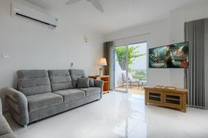 TV a/nebo společenská místnost v ubytování Apollo Beach Villa 63