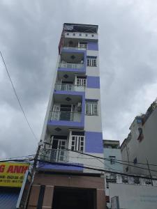 een hoog blauw-wit gebouw bij Bluesky Tan Son Nhat Golf Center Hotel in Ho Chi Minh-stad