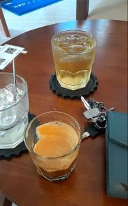 胡志明市的住宿－Bluesky Tan Son Nhat Golf Center Hotel，桌子上摆放着两杯饮料的桌子