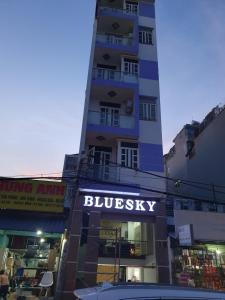 budynek z znakiem, który czyta buliversity w obiekcie Bluesky Tan Son Nhat Golf Center Hotel w Ho Chi Minh