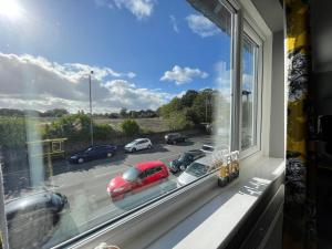 une fenêtre avec vue sur un parking dans l'établissement Lovely 2 bedrooms apartment West derby Liverpool, à Deysbrook