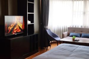 TV a/nebo společenská místnost v ubytování Center of Nimman/Cozy Studio Room