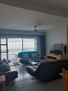 Sala de estar con 2 sofás y mesa en Nomads Nook 7 Sea view 6 Sleeper en Margate