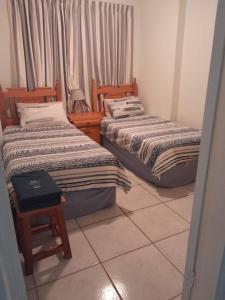 Habitación con 2 camas, mesa y sillas en Nomads Nook 7 Sea view 6 Sleeper, en Margate