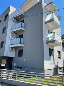 un edificio con balcones en un lateral en Lucky place apartment - FREE PARKING SPOT, en Zagreb