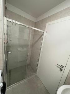 y baño con ducha y puerta de cristal. en Lucky place apartment - FREE PARKING SPOT, en Zagreb