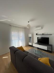 sala de estar con sofá y TV de pantalla plana en Lucky place apartment - FREE PARKING SPOT, en Zagreb