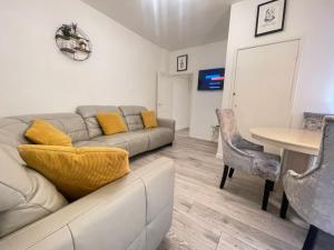 ein Wohnzimmer mit einem Sofa und einem Tisch in der Unterkunft Coast View Professional Let in Whitley Bay