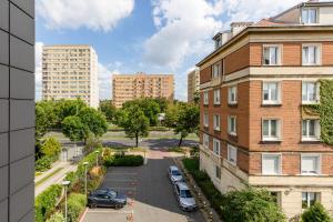una vista aerea di una strada in una città con edifici di Elegant Mokotow Apartment with Parking & AC near Royal Baths Warsaw by Renters Prestige a Varsavia