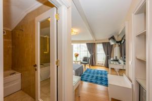 Zimmer mit einem Bett und einem Bad in der Unterkunft Arden City Hotel-Special Category in Istanbul